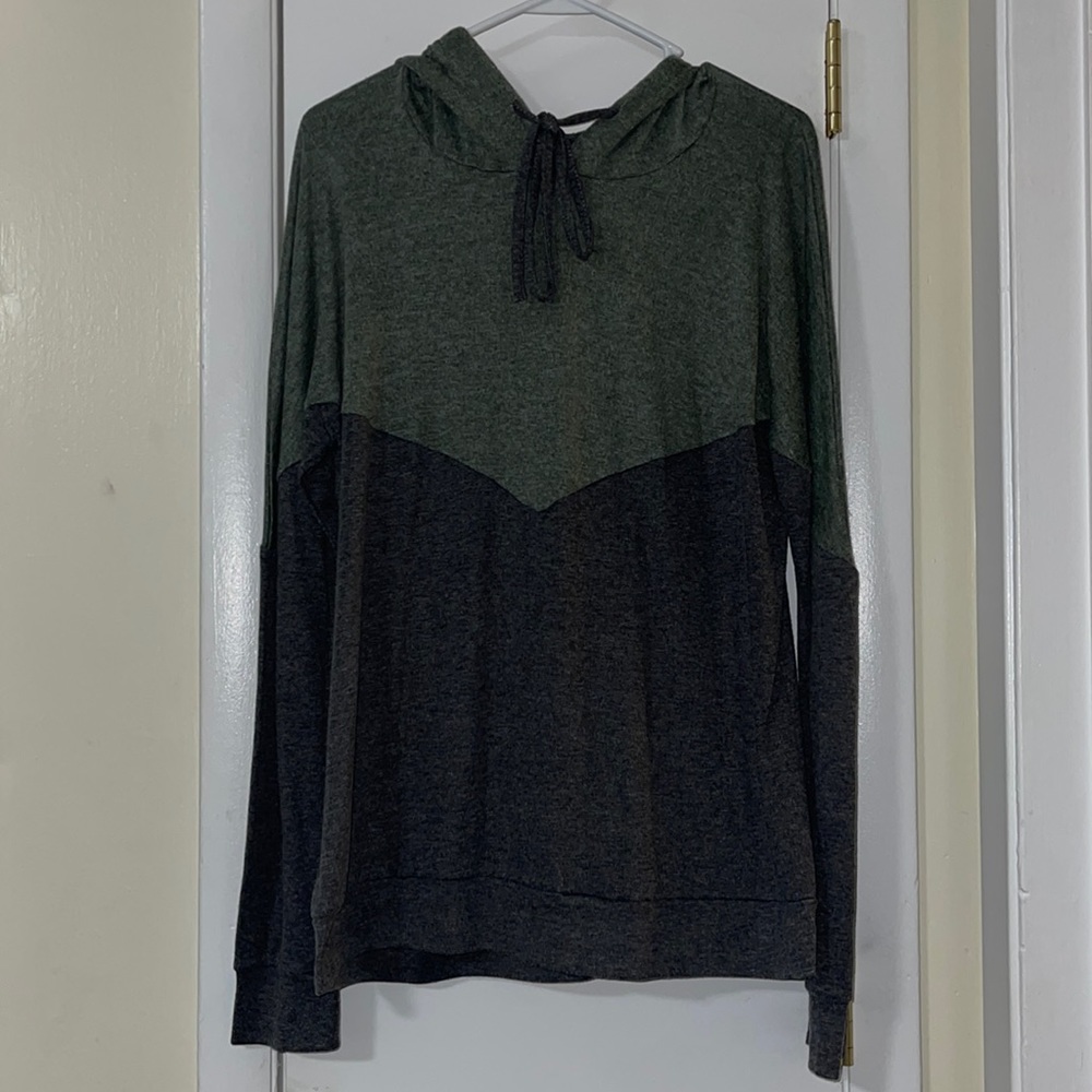 Woman’s sweater. Hooded. Size XL.